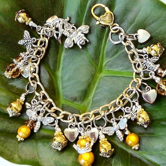 Queen Bee bracelet featuring honeybees & crowns on a fun chain Gorgeous bracelet - Picture 5 of 10